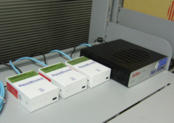 FNET社内のデスクトップに設置される親機・子機